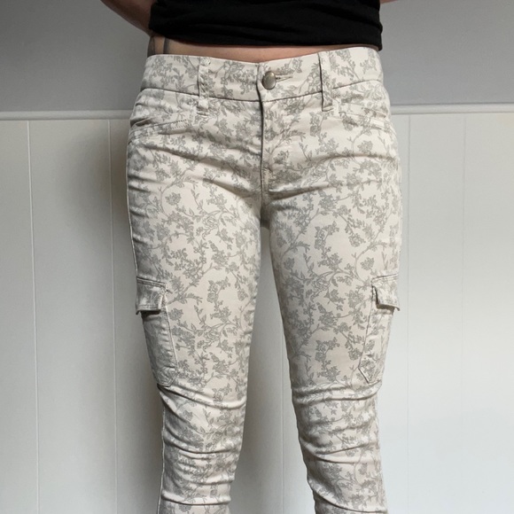 Beautiful white and grey floral jeans - Picture 4 of 5